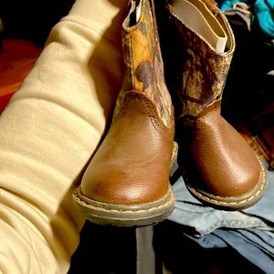 Size 5 in toddler cow boy like boots